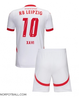 Billige Fotballdrakt RB Leipzig Xavi Simons #10 Replika Hjemmedraktsett Barn 2024-25 Kortermet (med bukser)